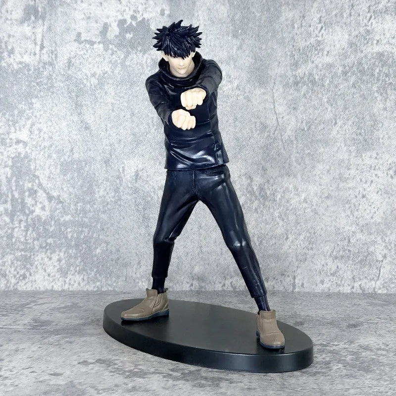 Figurine anime en pose combat, tenue noire brillante, bottines beiges, sur socle