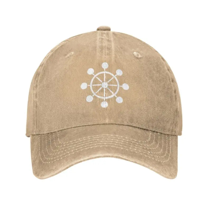 Casquette beige avec logo Mahoraga blanc sur le devant et visière courbée