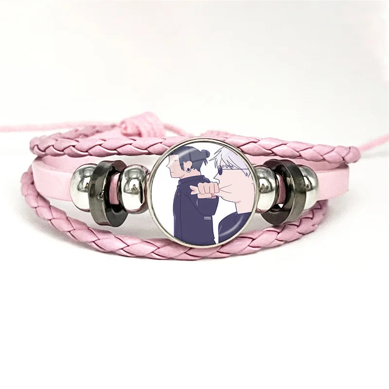Bracelet à tresse rose avec cabochon rond métal et illustration d’un personnage portant un autre.