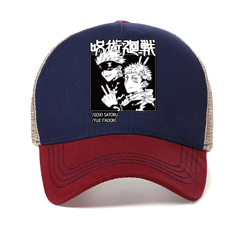 Casquette bleu marine avec visière bordeaux et écusson Jujutsu Kaisen en imprimé noir et blanc.