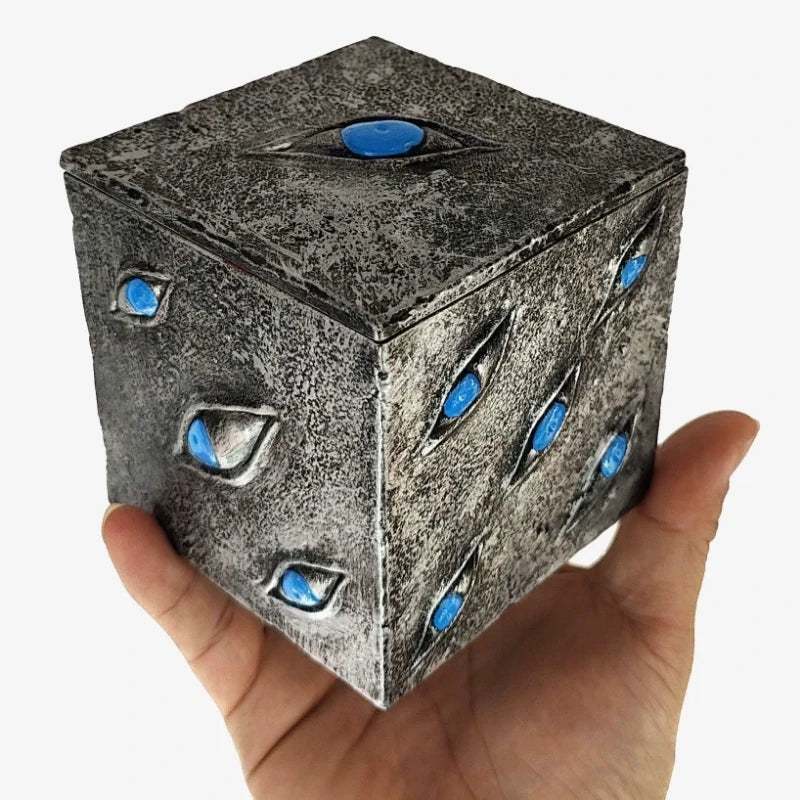 Cube boîte Prison décorée d’yeux bleus, fini gris texturé