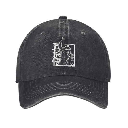 Casquette noire, logo blanc sur le devant et coutures de la visière courbée