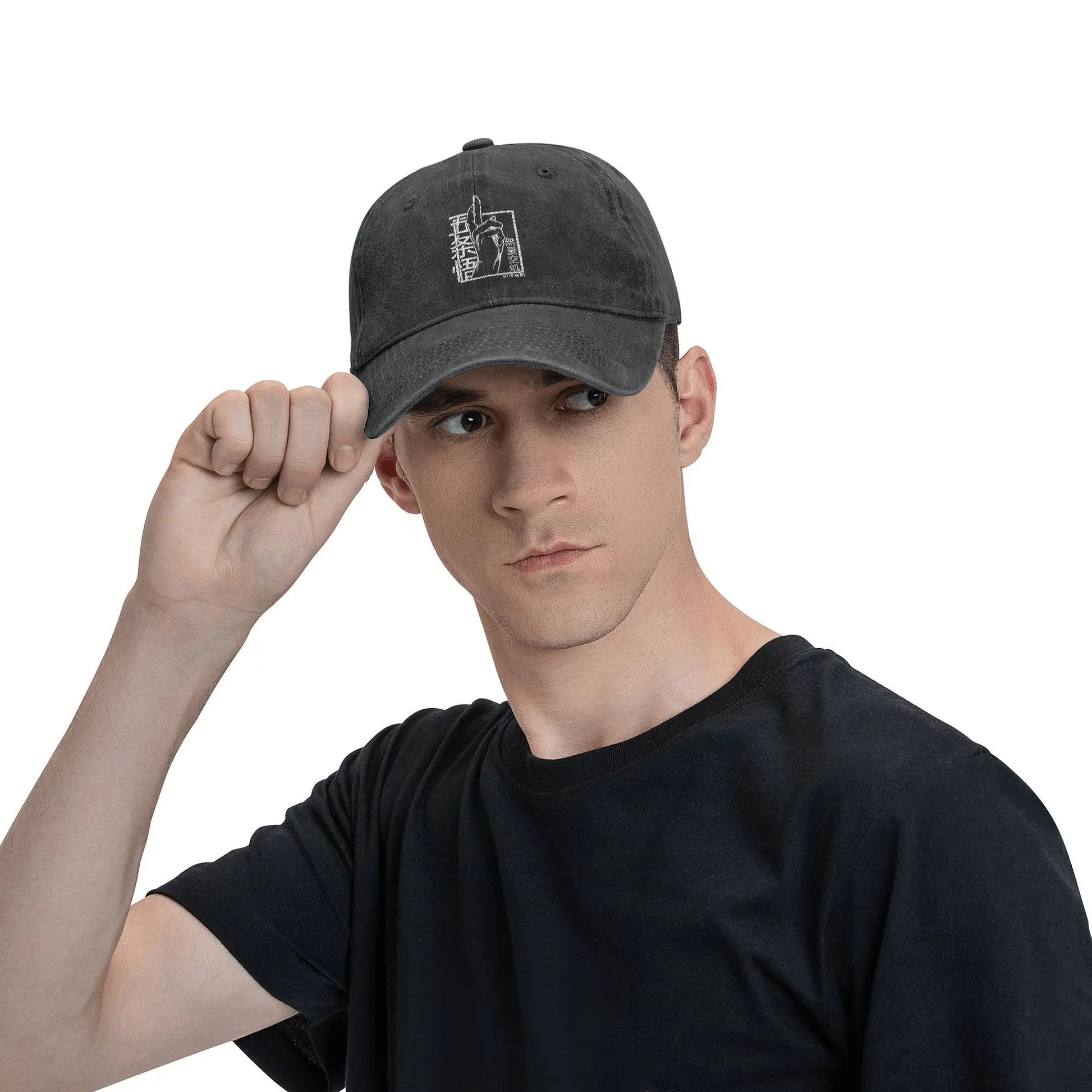 Casquette noire portée, broderie sur le devant et visière courbée en denim