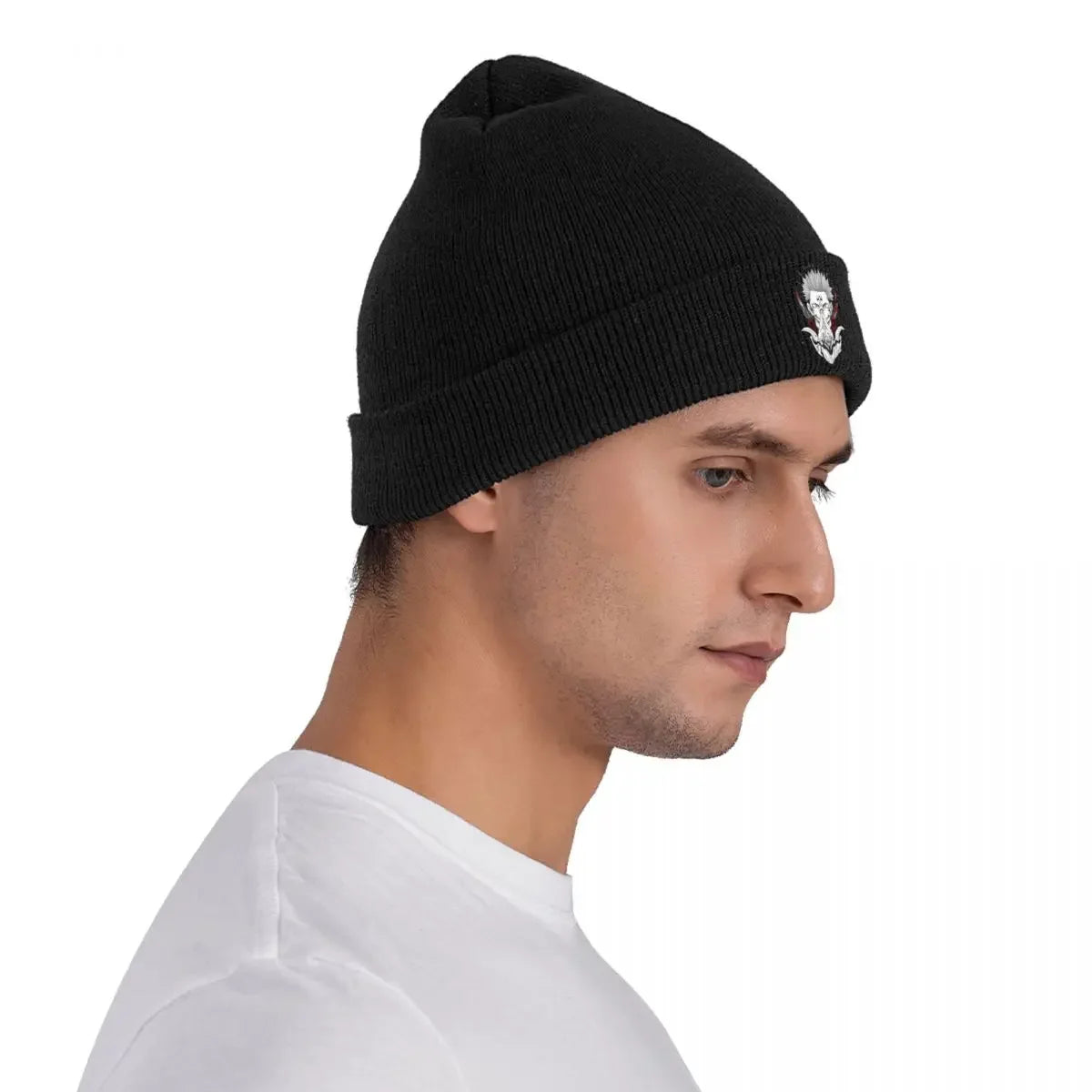 Bonnet noir côtelé, écusson sur le côté, porté sur modèle