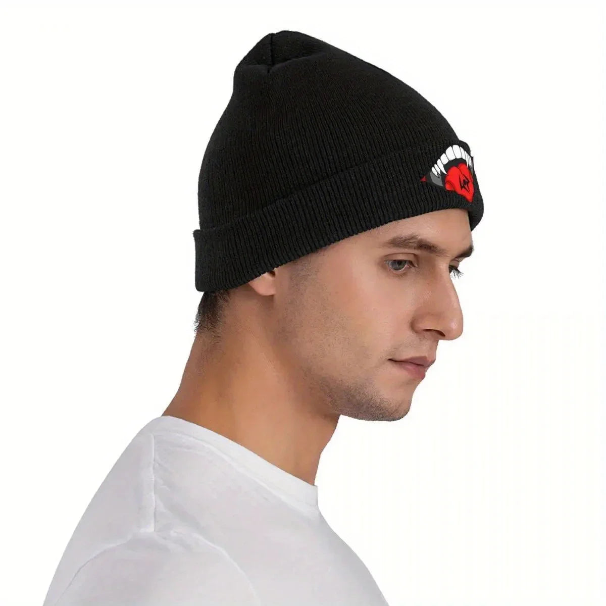 Bonnet noir Ryomen Sukuna porté, logo rouge et dents blanches sur le côté