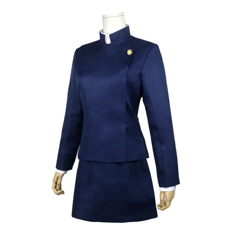 Costume bleu foncé avec veste boutonnée et jupe assortie, col blanc, écusson doré.