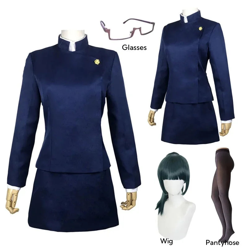 Costume : veste et jupe bleu foncé, col blanc, petit écusson doré sur la poitrine.
