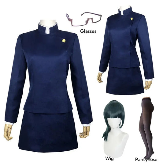 Costume : veste et jupe bleu foncé, col blanc, petit écusson doré sur la poitrine.