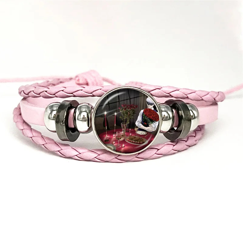 Bracelet cuir tressé rose pâle, cabochon rond avec personnage tenant un objet.