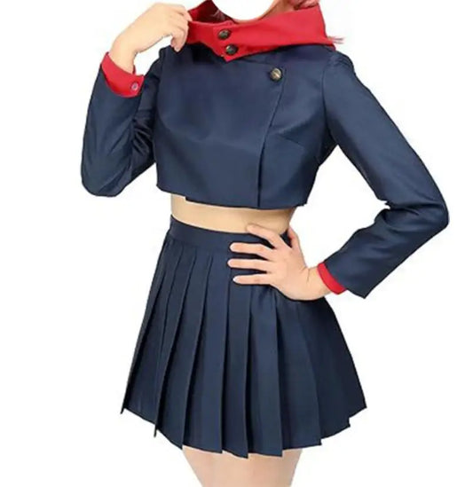 Veste courte bleu foncé et jupe plissée, col rouge, manches longues, costume femme