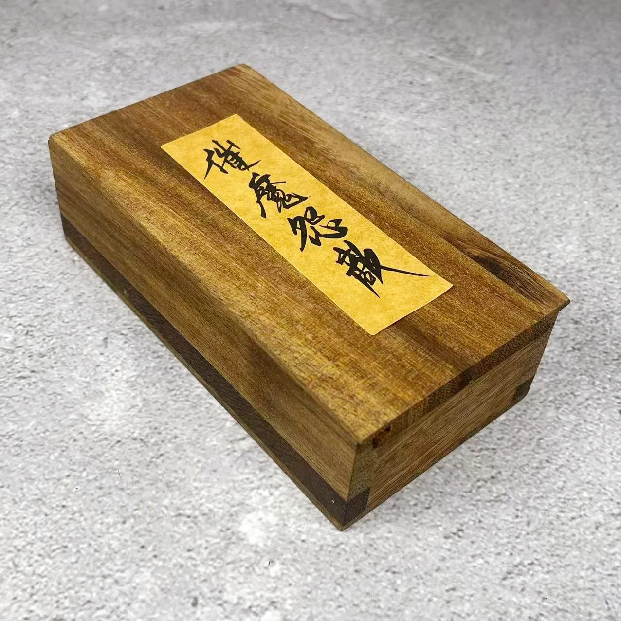 Boîte en bois collector avec étiquette jaune et calligraphie noire