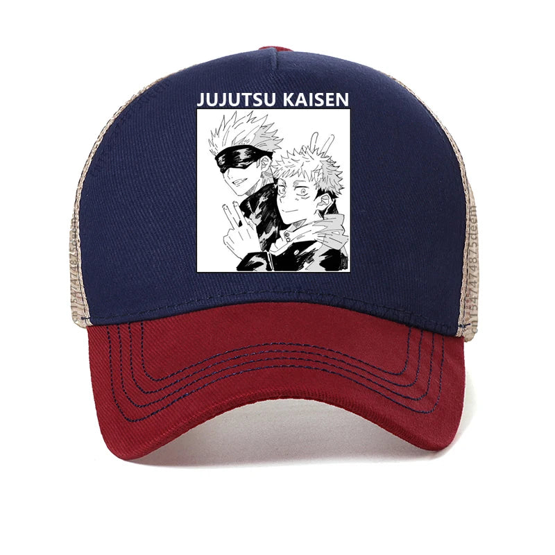 Casquette bleu marine avec visière bordeaux et patch “JUJUTSU KAISEN” sur le devant.