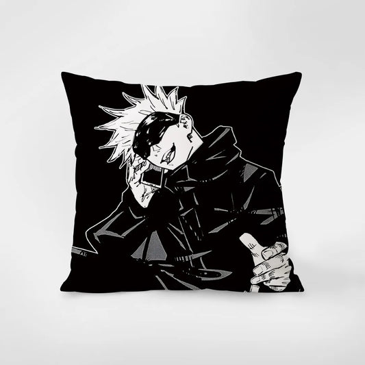 Coussin noir avec illustration manga noir et blanc d’un personnage en tenue sombre