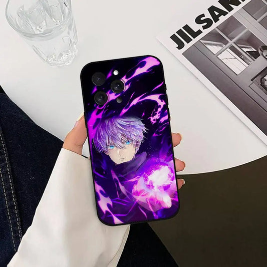 Coque iPhone Jujutsu Kaisen violet/noir avec portrait de Gojo Satoru et énergie.
