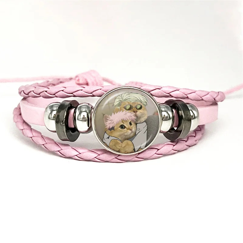 Bracelet à tresse rose avec cabochon rond métal et illustration d’un personnage avec peluche.