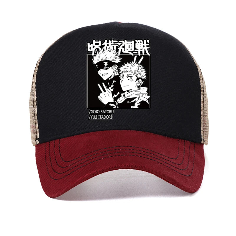 Casquette noire bicolore avec visière bordeaux et visuel Jujutsu Kaisen en imprimé.