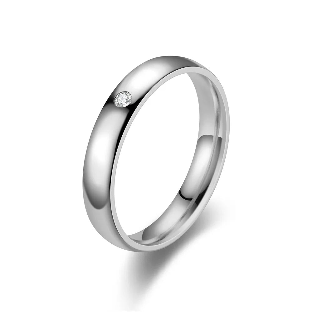 Bague argentée avec une pierre ronde sertie, vue de profil