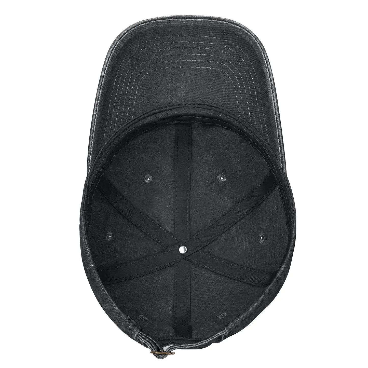 Casquette noire, vue arrière avec panneaux découpés et rivets sur la calotte