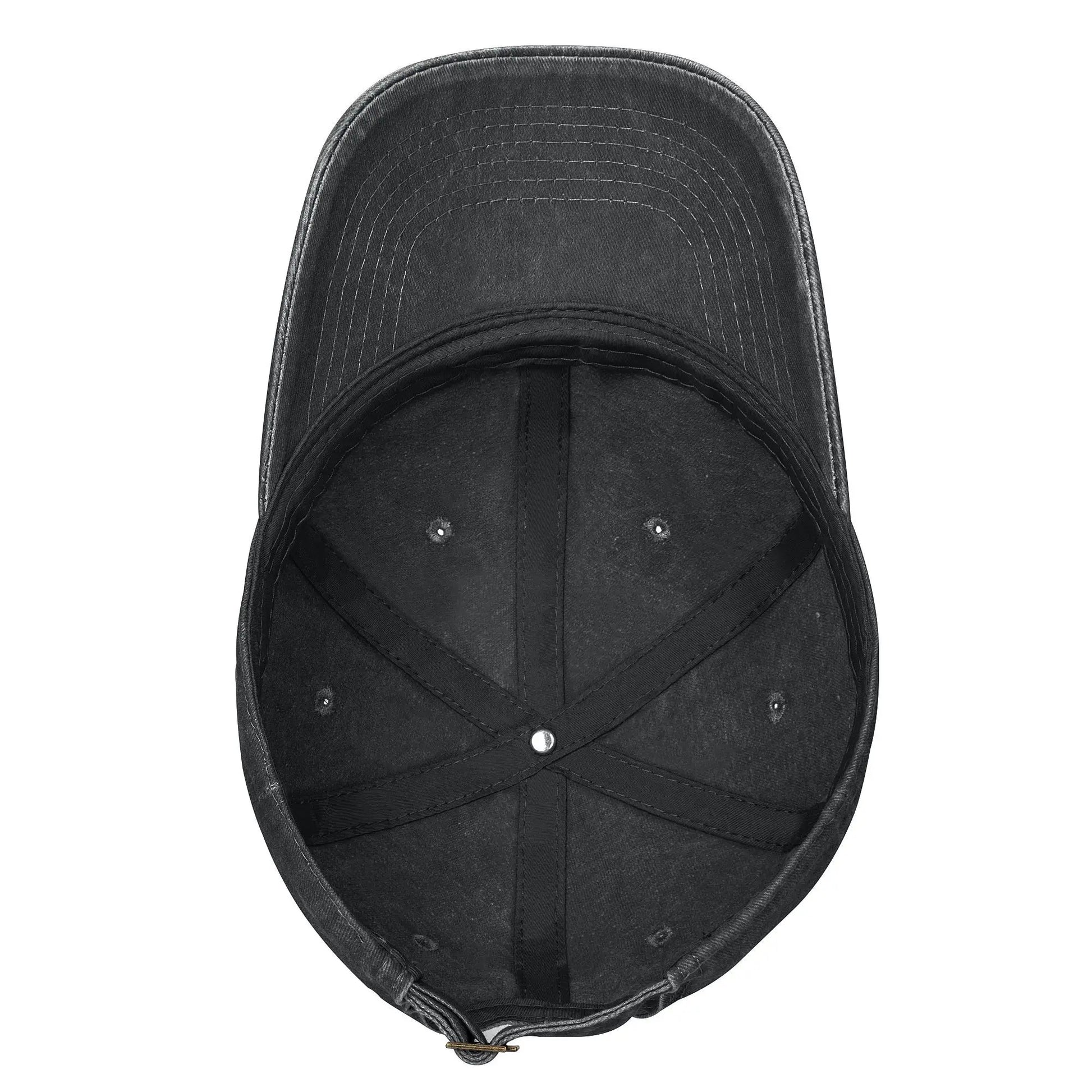 Casquette noire, vue arrière avec panneaux découpés et rivets sur la calotte