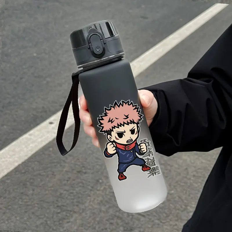 Gourde 650 ml avec personnage chibi Yuji Itadori, couvercle noir et sangle.