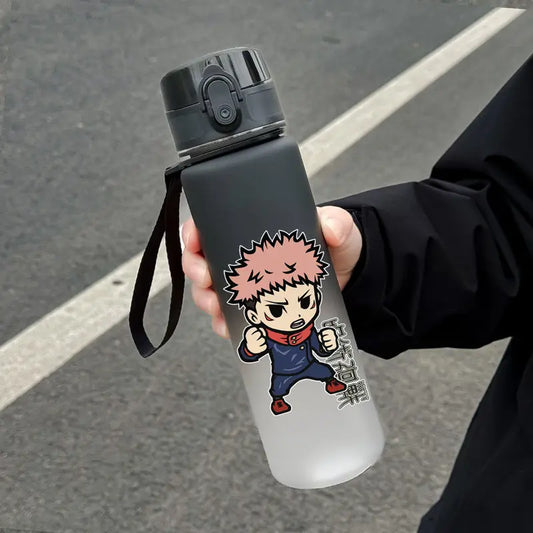 Gourde 650 ml avec personnage chibi Yuji Itadori, couvercle noir et sangle.