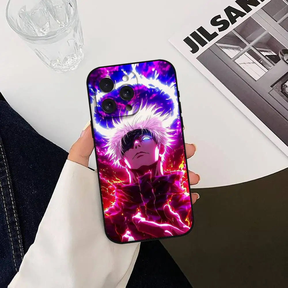 Coque iPhone avec illustration anime violette et énergie rose, contours noirs