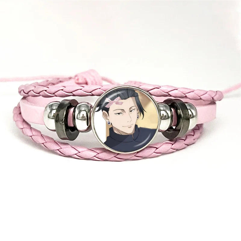 Bracelet à tresse rose avec cabochon rond métal et illustration d’un personnage en vue de profil.