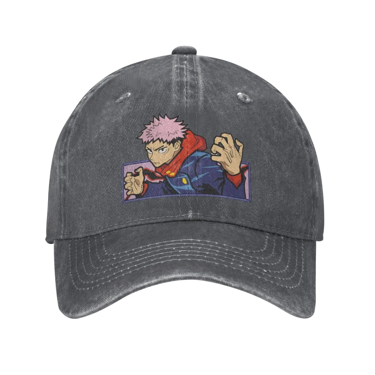 Casquette foncée Jujutsu Kaisen vue de face, patch Yoji Itodori et surpiqûres en ligne