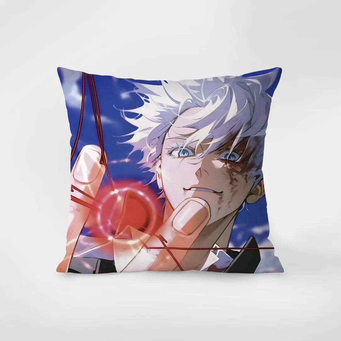 Coussin carré à motif anime bleu et rouge, portrait du personnage, bord contrasté.