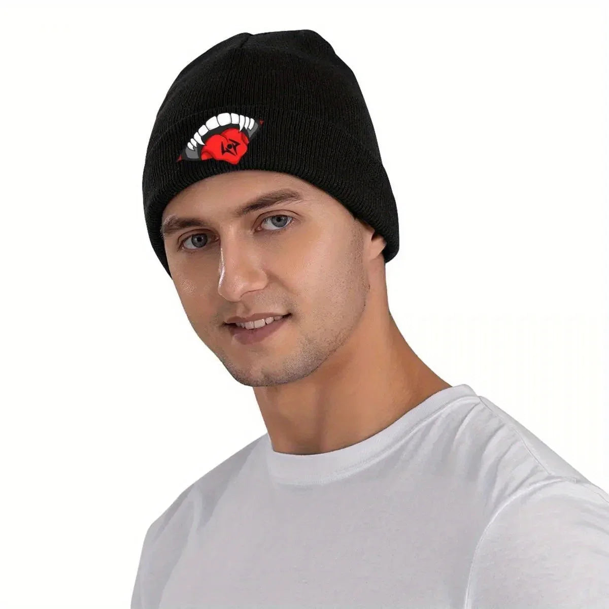 Bonnet noir Ryomen Sukuna porté, badge rouge avec dents blanches au revers