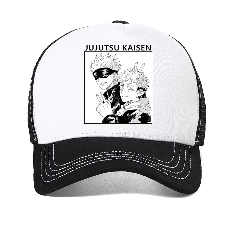 Casquette blanche avec visière noire et patch “JUJUTSU KAISEN” sur le dessus.