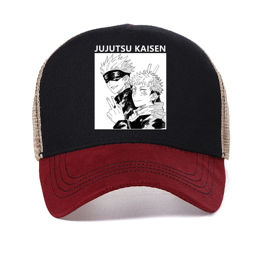 Casquette noire avec visière bordeaux et écusson Jujutsu Kaisen (pose Itadori x Gojo).