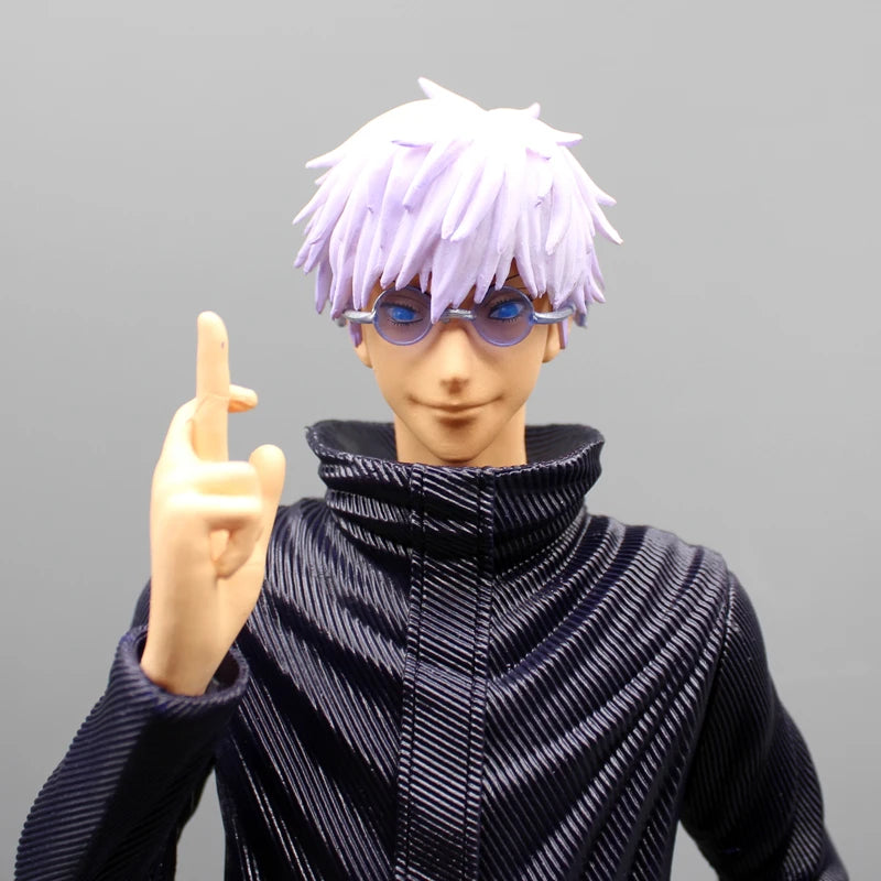 Visage de figurine Gojo Satoru : cheveux blancs, lunettes bleues, doigt levé.