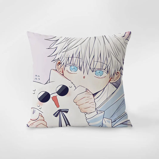 Coussin carré blanc illustré d’un chat et d’un personnage aux cheveux blancs.