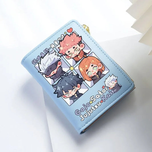 Portefeuille bleu clair avec personnages chibi et coutures visibles sur la face avant