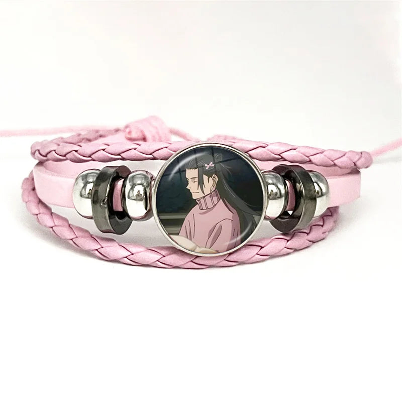 Bracelet cuir tressé rose pâle, cabochon rond avec personnage au style manga en pose de face.