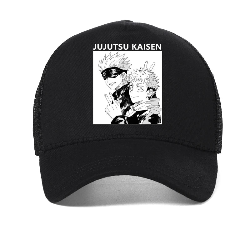 Casquette noire avec patch “JUJUTSU KAISEN” sur le dessus, vue avant.