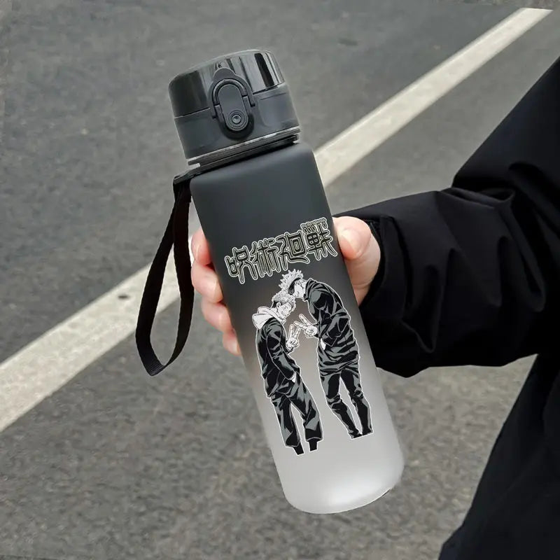 Gourde 650 ml avec bouchon noir et sangle, motif Jujutsu Kaisen noir sur fond clair.