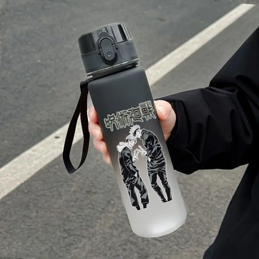 Gourde 650 ml avec bouchon noir et sangle, motif Jujutsu Kaisen noir sur fond clair.