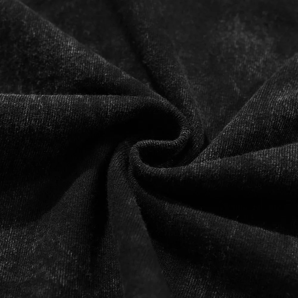 Tissu de T-shirt noir chiné, gros plan sur le drapé et la texture