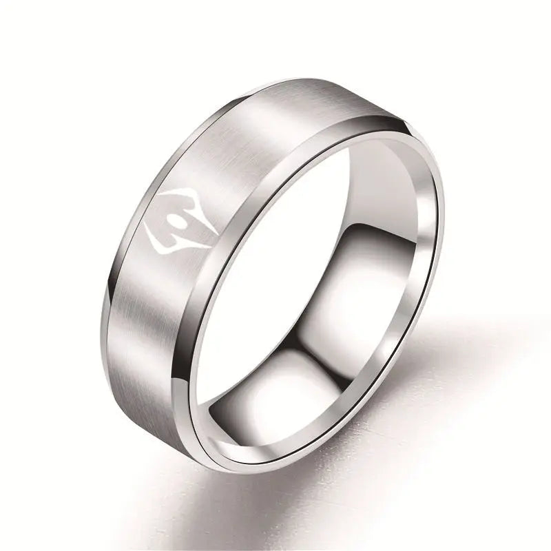 Bague en acier brossé avec symbole blanc sur l’anneau