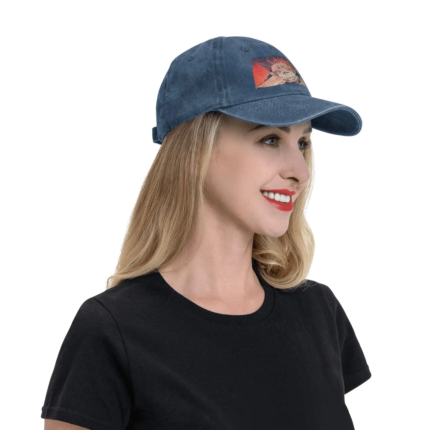 Casquette denim bleu portée, patch carré du personnage sur le devant et visière courbée