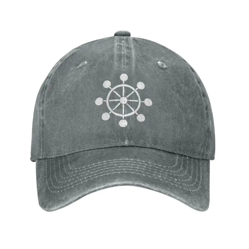 Casquette vert foncé avec logo Mahoraga blanc sur le devant et visière courbée