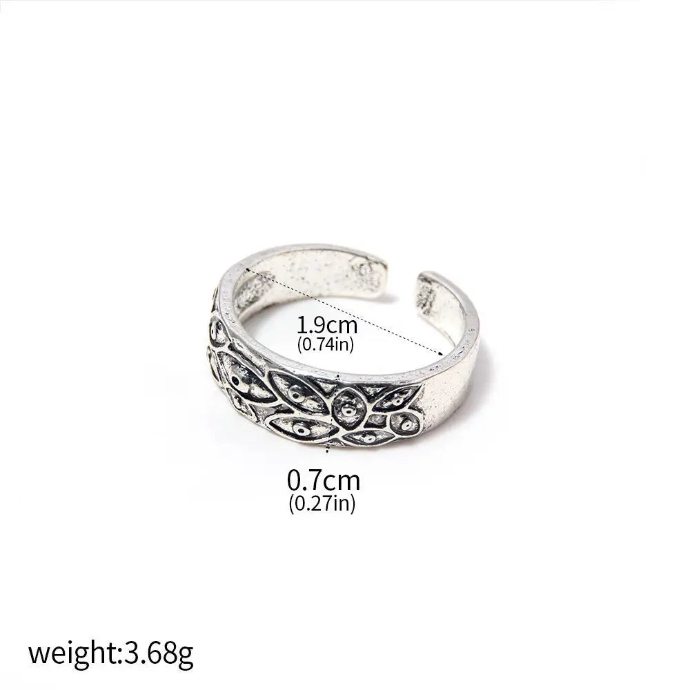 Bague argentée à motif gravé ornemental, surface mate sur tout le cercle.