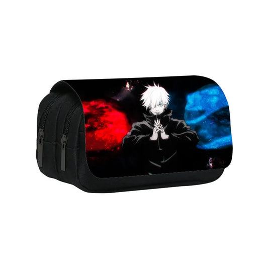 Trousse noire zippée avec visuel du personnage Gojo, fond rouge et bleu.