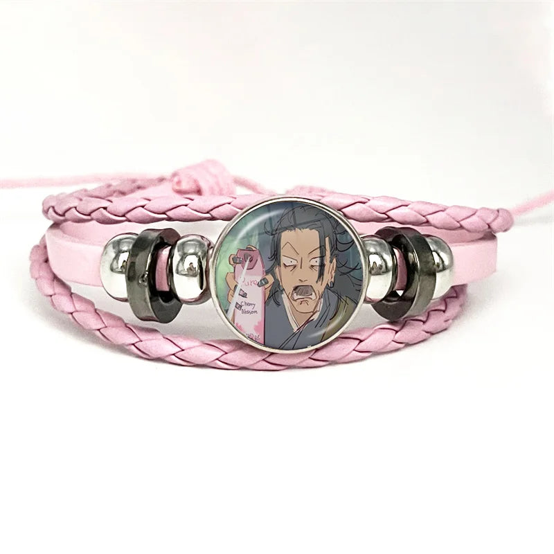 Bracelet en cuir tressé rose pâle, cabochon rond avec personnage en tenue claire.