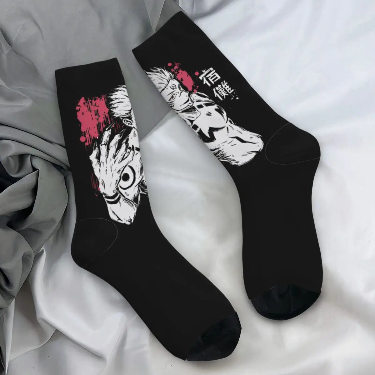 Chaussettes noires Sukuna, portrait blanc et tache rouge sur la tige, duo