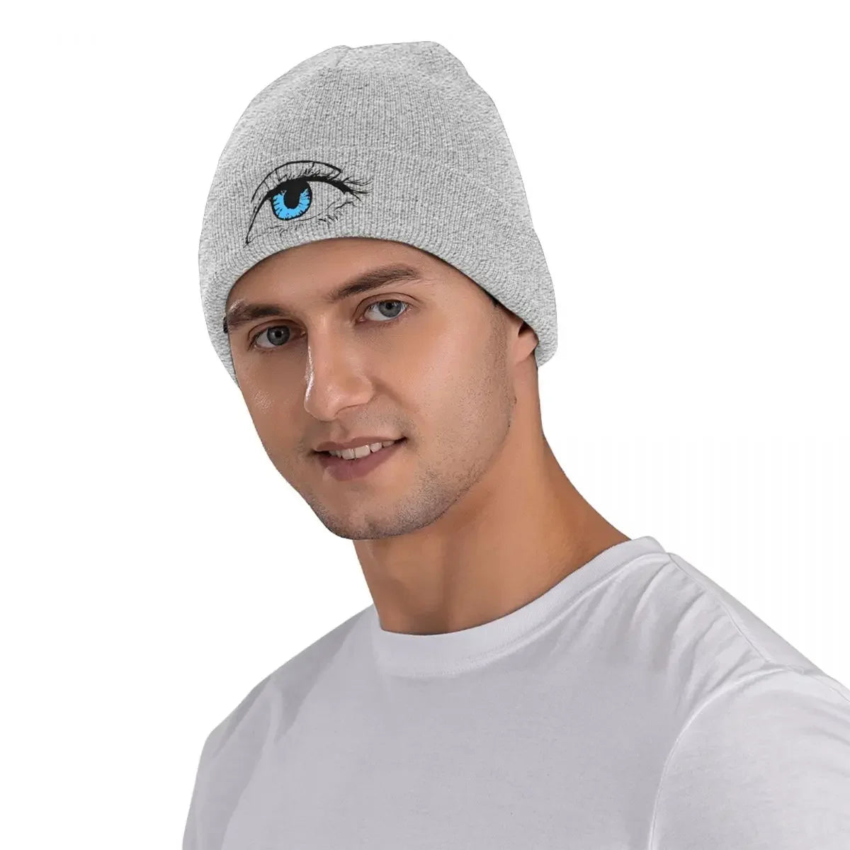 Bonnet gris avec œil bleu, porté de face