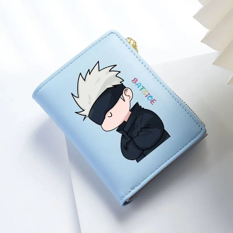 Portefeuille bleu ciel avec motif chibi Gojo Satoru, bord cousu, rabat.