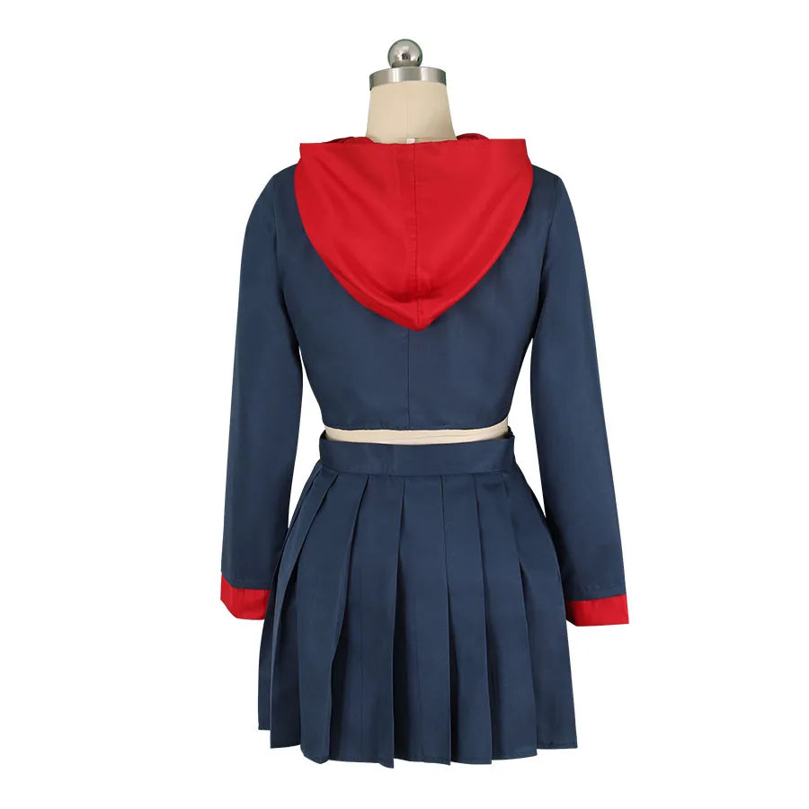 Dos du costume: veste bleu foncé à capuche rouge, jupe plissée courte, femme